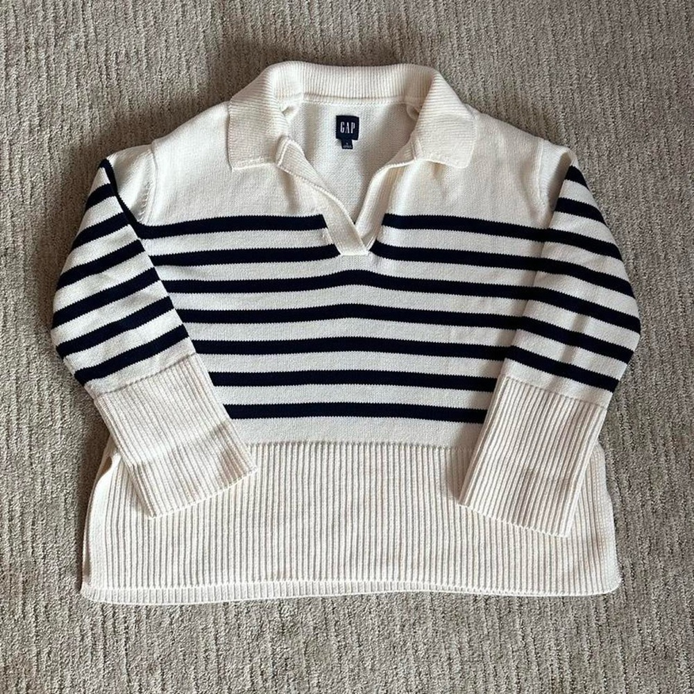 GAP Women's V-Neck Sweater - Cream and Black Stripes